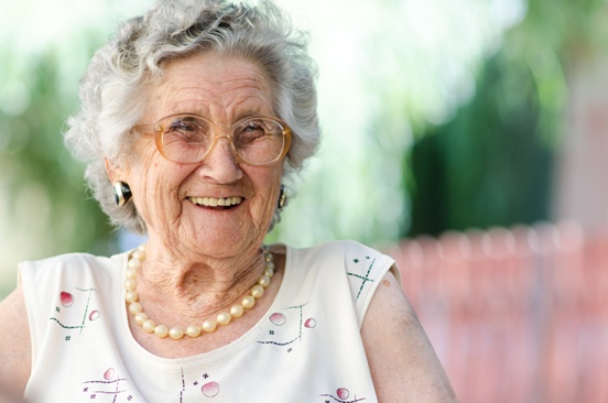 Fotografia de uma senhora sorrindo.
