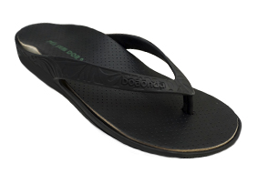 Imagem da Lily, chinelo preto com a palmilha ortopédica da Pés Sem Dor.