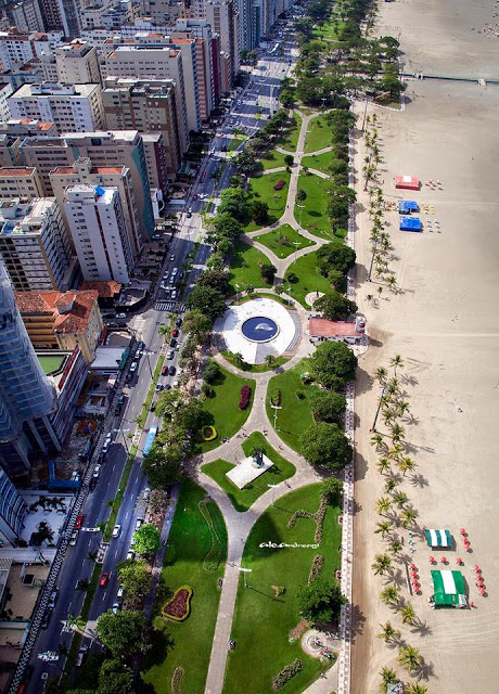 Fotografia da Orla de Santos dividindo a praia e a área urbana