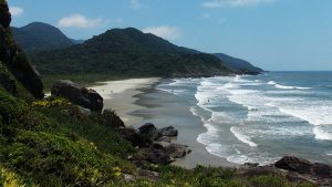 Fotografia de uma das vistas da Praia Barra do Una, em Peruíbe.