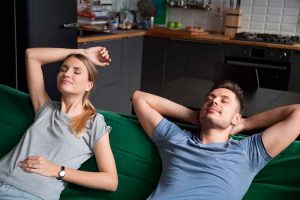 Homem e mulher sentados descansando