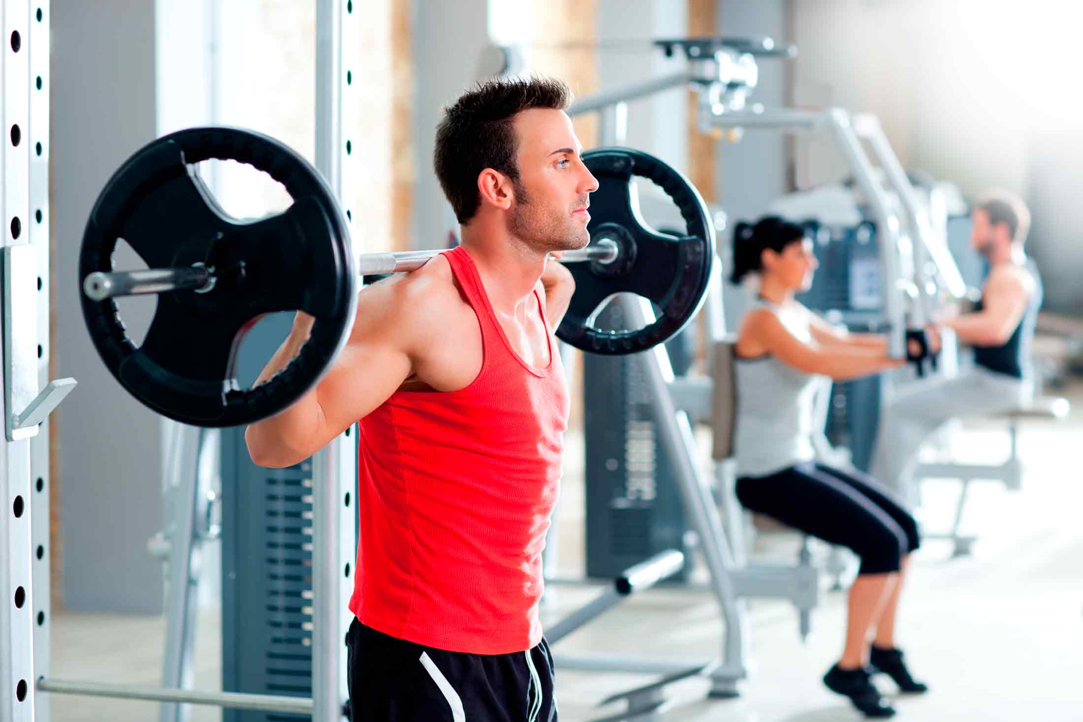 Homem fazendo musculação na academia