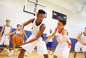 Imagem mostrando adolescentes jogando basquete.