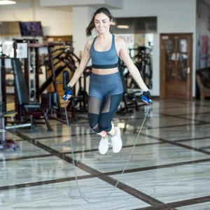 Garota pulando corda em uma academia
