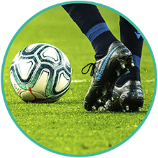 Imagem ilustrativa de uma pessoa no campo de futebol com chuteira e uma bola