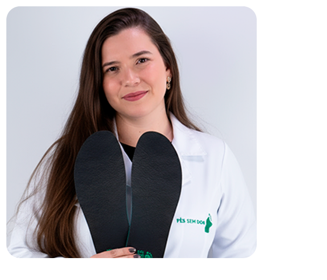 fisio Fioterapeuta segurando palmilhas