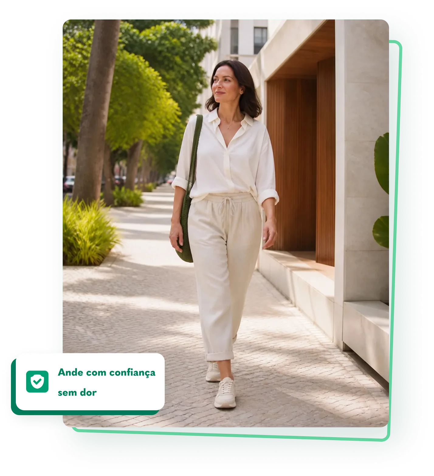newhome_imagem-hero Mulher caminhando sorridente por uma calçada arborizada, com o selo ‘Ande com confiança sem dor